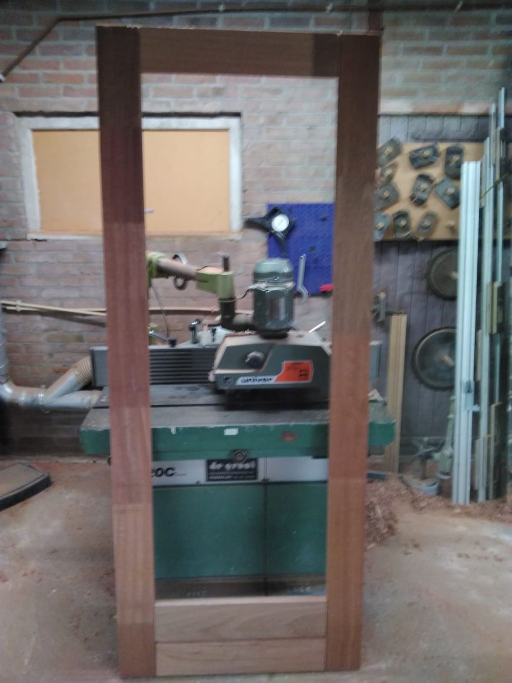 Hardhouten deurkozijn voor de freesmachine in de werkplaats