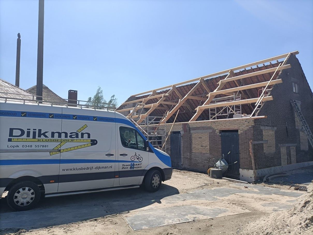 Bedrijfsbus van Klusbedrijf Dijkman voor een boerderij met een nieuwe dakconstructie